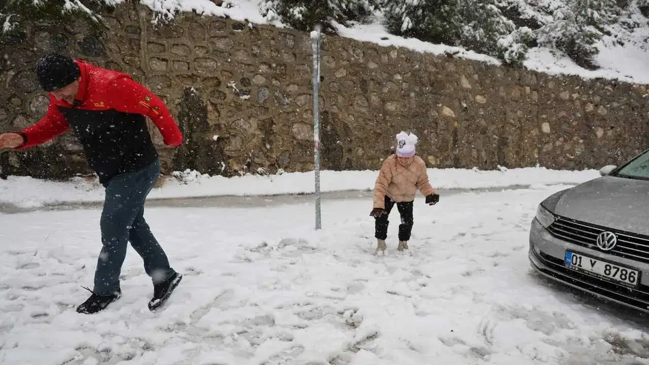 Adanalı Çocukların Karla İlk Buluşması: Mutluluk Kameralara Yansıdı! 1